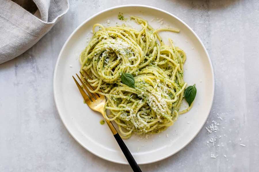 پاستا با سس پستو غذای گیاهی با قارچ