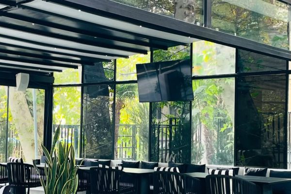 سالن داخلی رستوران بورلی