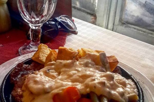 سرو غذا کافه نادری