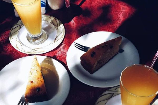 کیک و شیرینی کلاسیک در کافه نادری