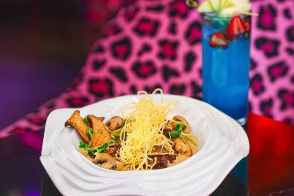 سرو غذا در کافه رستوران فلامینگو