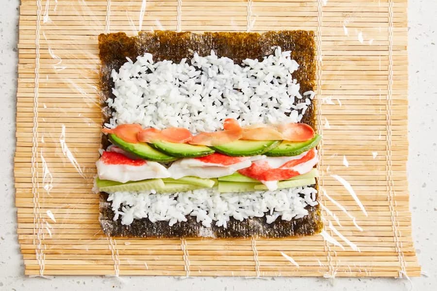 قراردادن مواد سوشی روی جلبک دریایی