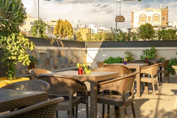 فضای باز کافه رستوران قصرالملکی