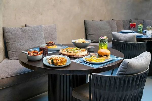 سرو غذا در رستوران تولوم