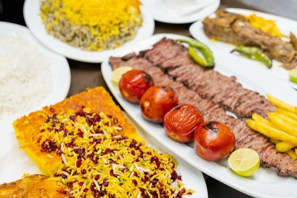 سرو غذای ایرانی در رستوران باباخانی