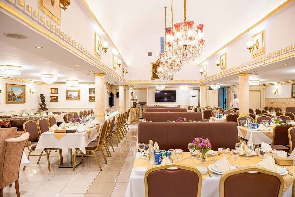 فضای داخلی رستوران باباخانی