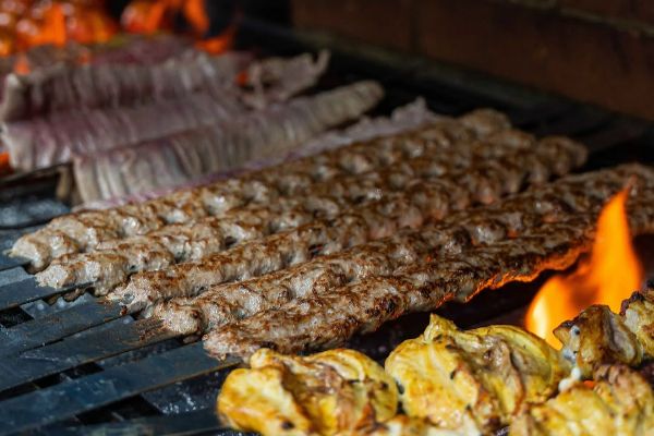 سرو کباب در رستوران باباخانی