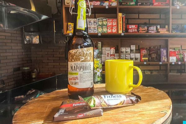 سرو نوشیدنی در کافه کمیک