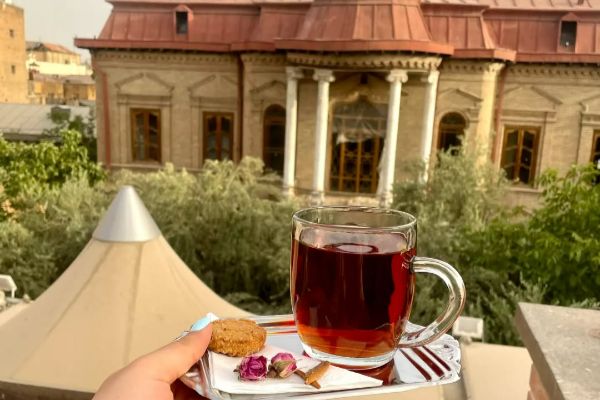 ویوی کافه ایوان به عمارت مشیرالدوله