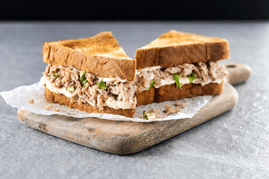 ساندویچ تنماهی و ذرت