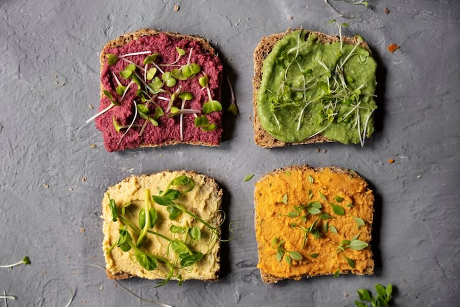 ساندویچ حمص و سبزیجات