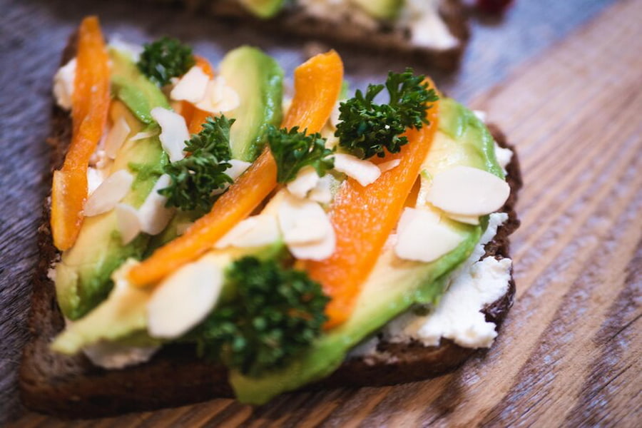 ساندویچ سبزیجات کبابی و پنیر