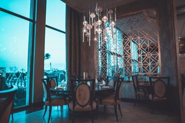 چیدمان فضای داخلی باغ رستوران الیاسام