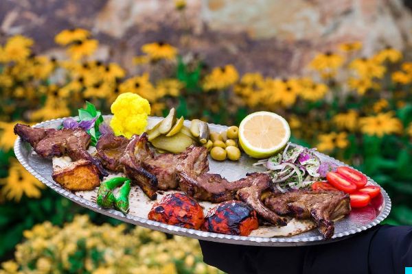 سرو غذا در باغ تالار الیاسام