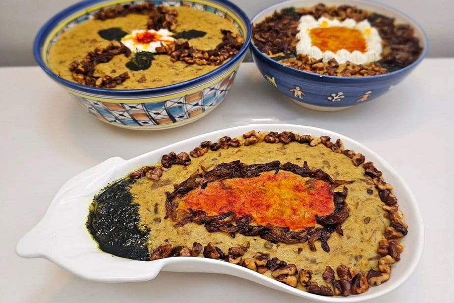 تزیین حلیم بادمجان با کشک و نعناع داغ