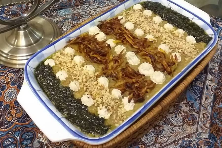 تزیین حلیم بادمجان با کشک و نعناع داغ