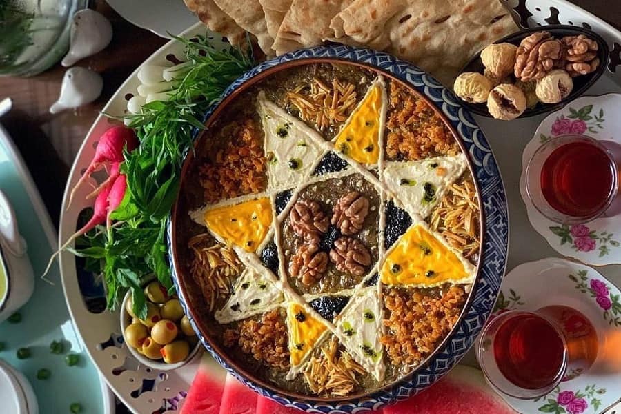 تزیین حلیم بادمجان با کشک و نعناع داغ