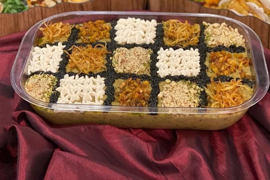 تزیین حلیم بادمجان با کشک و نعناع داغ