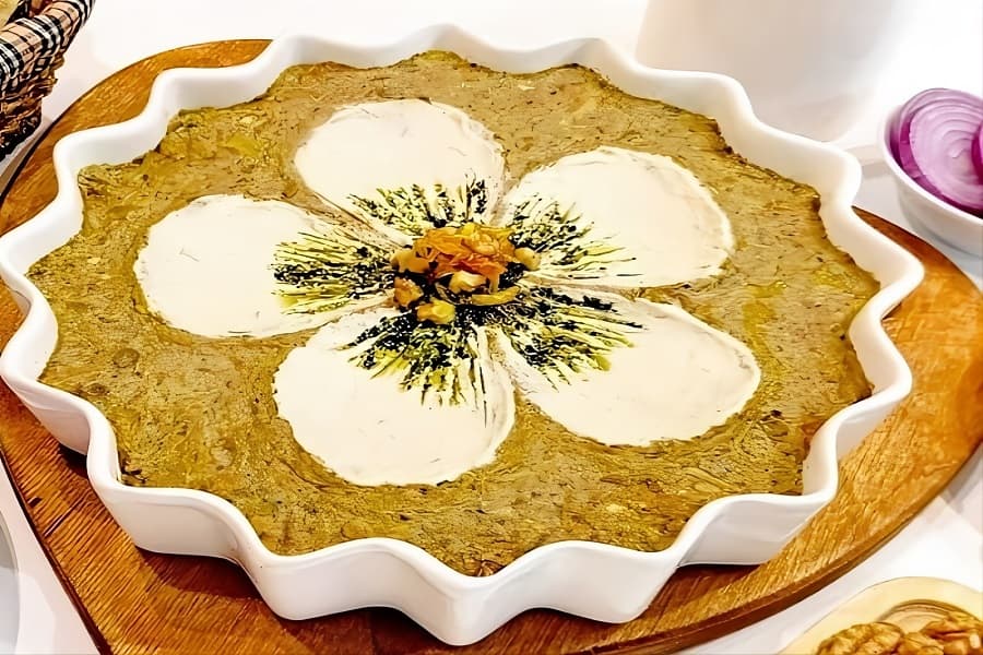 تزیین حلیم بادمجان با کشک و نعناع داغ