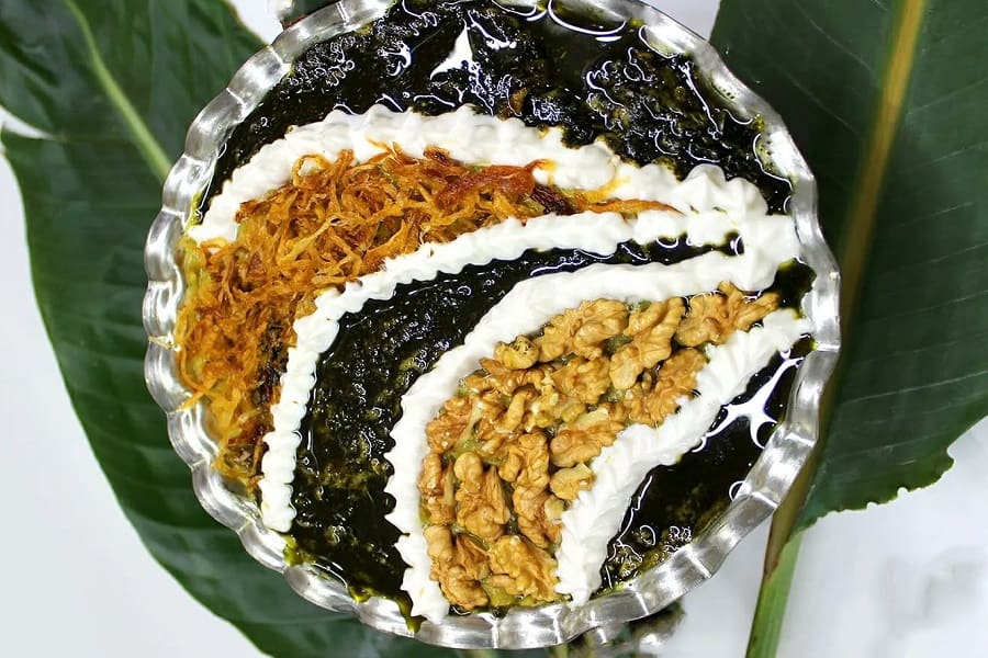 تزیین حلیم بادمجان با کشک و نعناع داغ