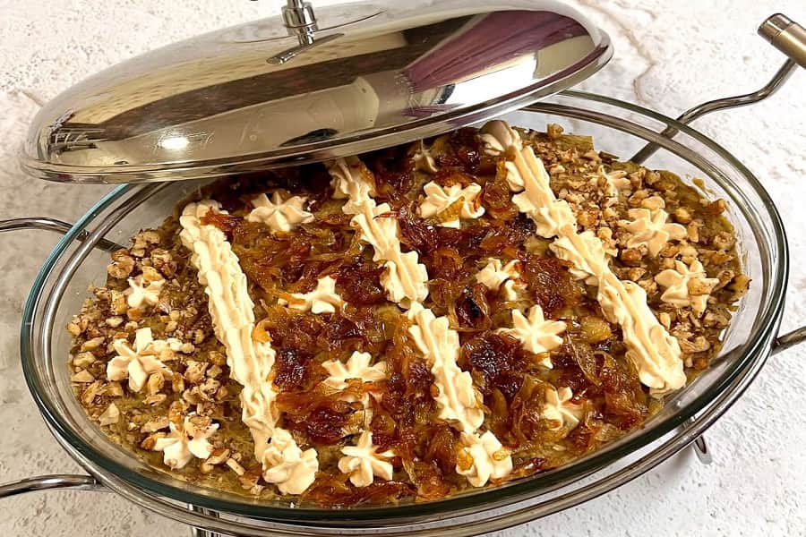 تزیین حلیم بادمجان با کشک و نعناع داغ