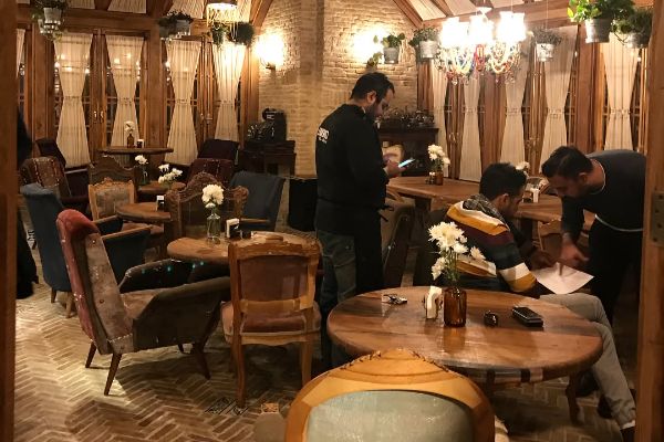 فضای سالن داخلی رستوران حس توران