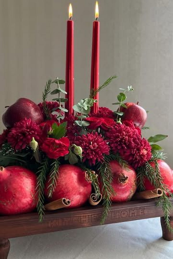 تزیین انار شب یلدا همراه با شمع‌آرایی