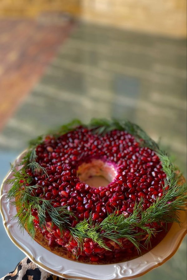 تزیین انار شب یلدا روی دسر ساده