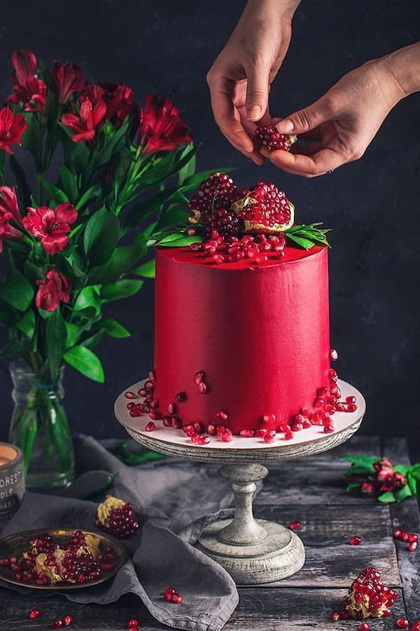 تزیین کیک قرمز یلدا با انار