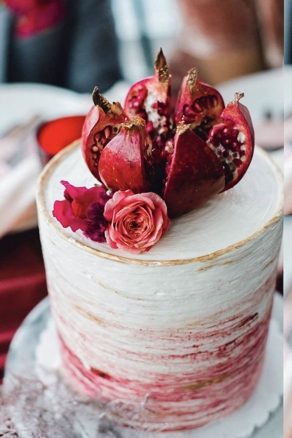 تزیین کیک یلدا با انار و گل