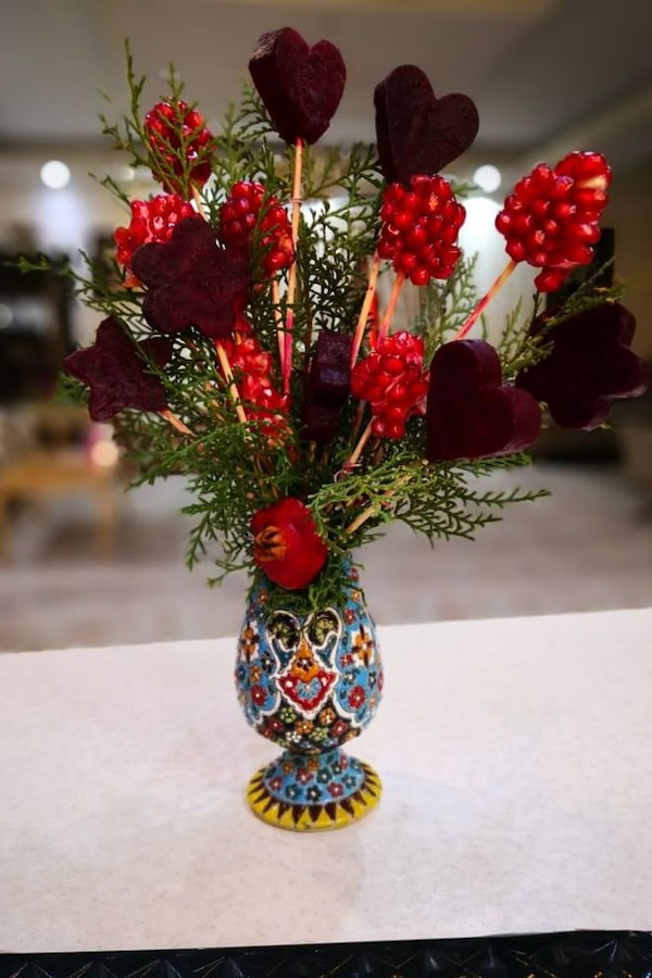 تزئین انار یلدا ساده با سیخ چوبی