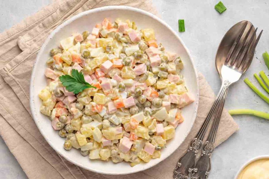 سالاد سیبزمینی و خیارشور با ماست یونانی