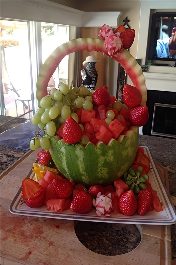 تزیین هندوانه شب یلدا به شکل سبد میوه