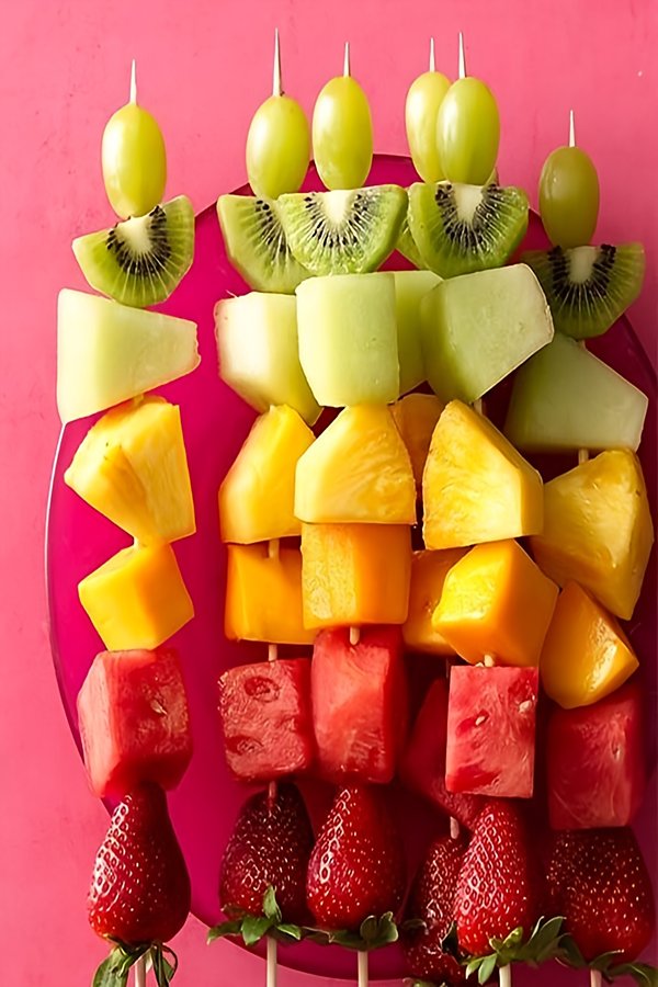 تزیین هندوانه شب یلدا با سیخ چوبی