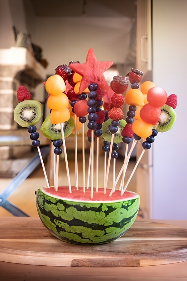 تزیین هندوانه با سیخ چوبی