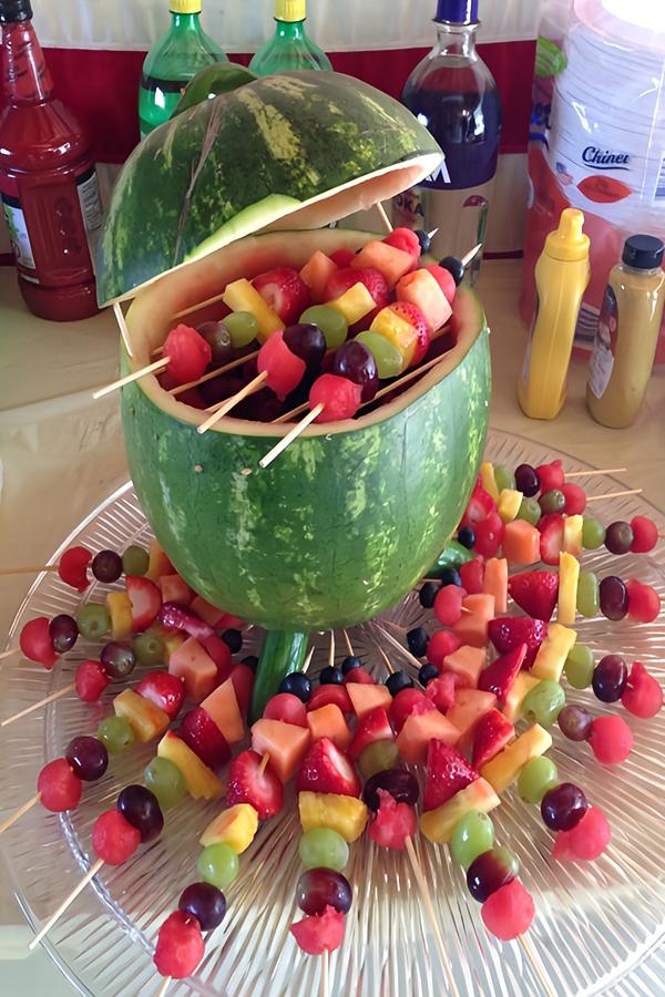 تزیین هندوانه با سیخ چوبی ساده